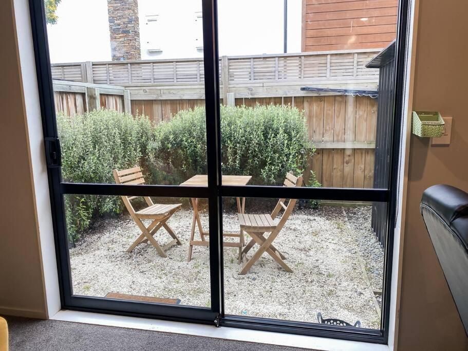 Downtown Cutie- Townhouse W Standing Office Set Up * Christchurch